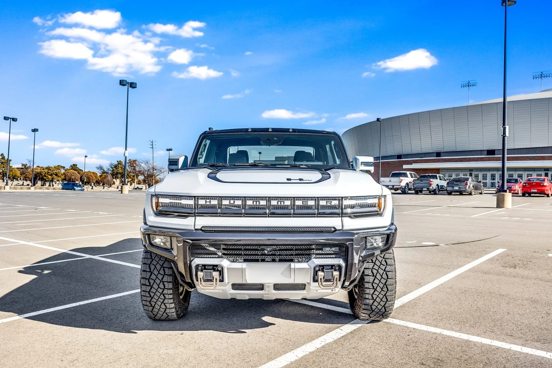 2022 GMC Hummer EV - Image 7 of 31