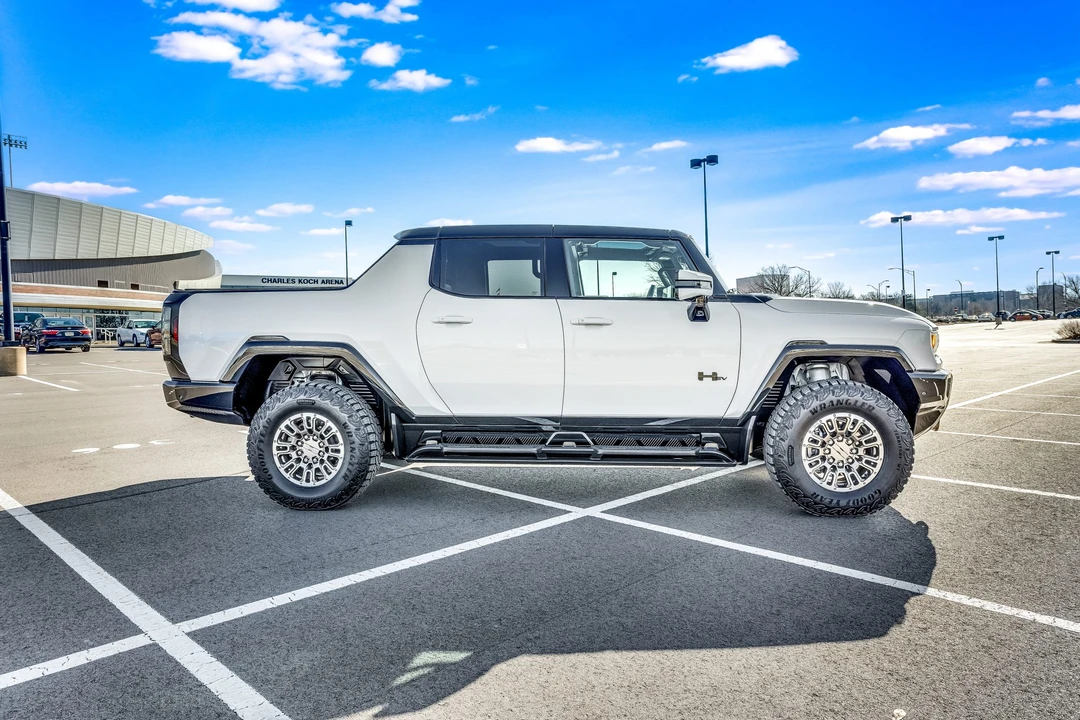 2022 GMC Hummer EV - Image 5 of 31