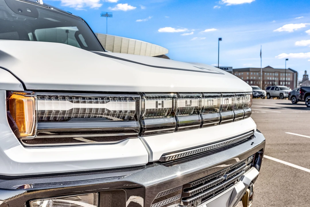 2022 GMC Hummer EV - Image 15 of 31
