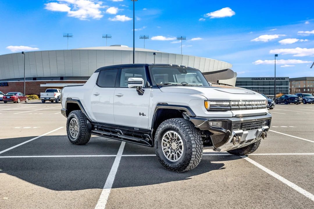 2022 GMC Hummer EV - Image 6 of 31