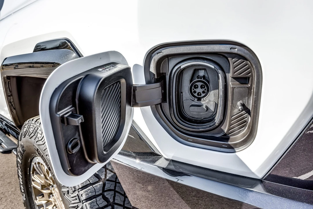 2022 GMC Hummer EV - Image 26 of 31