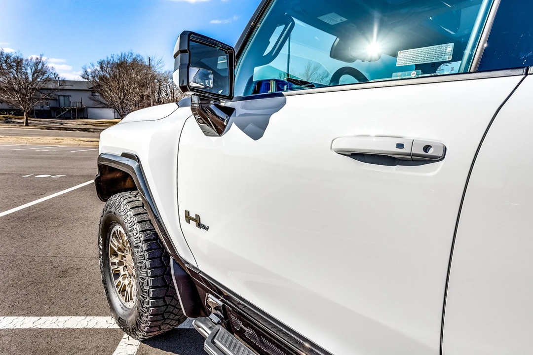 2022 GMC Hummer EV - Image 22 of 31