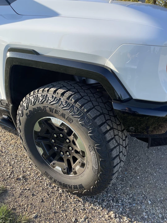 2022 GMC Hummer EV - Image 19 of 31