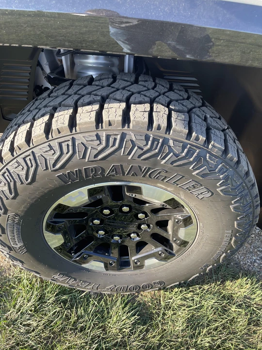 2022 GMC Hummer EV - Image 23 of 31