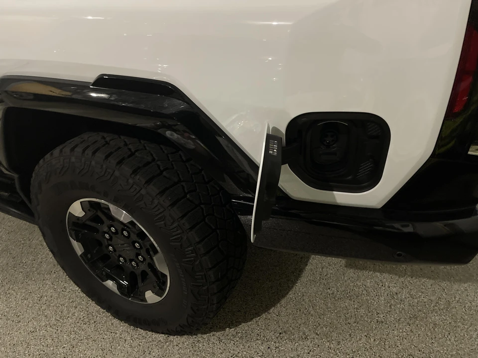 2022 GMC Hummer EV - Image 14 of 31