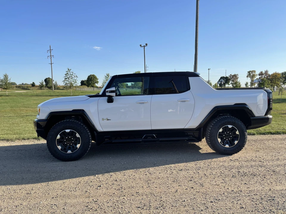 2022 GMC Hummer EV - Image 9 of 31