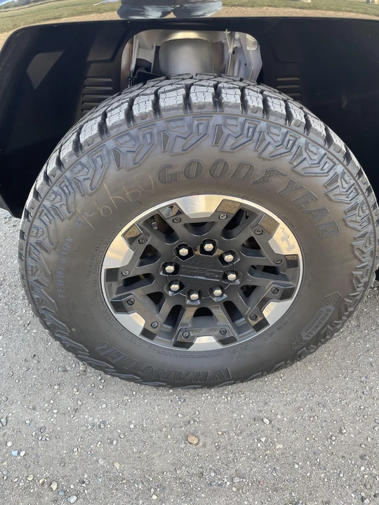 2022 GMC Hummer EV - Image 24 of 31