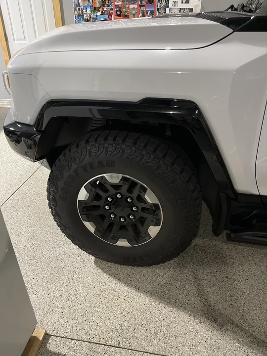 2022 GMC Hummer EV - Image 18 of 31