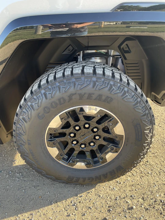 2022 GMC Hummer EV - Image 25 of 31