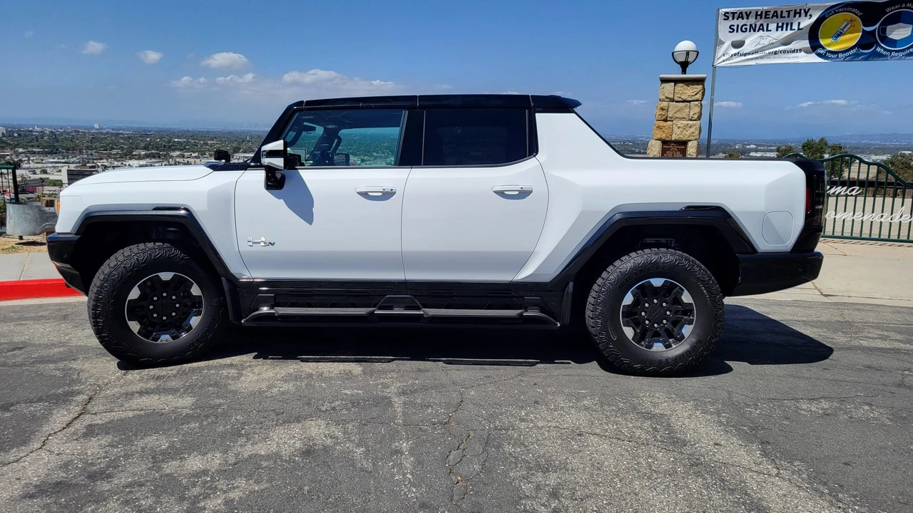 2022 GMC Hummer EV - Image 4 of 31