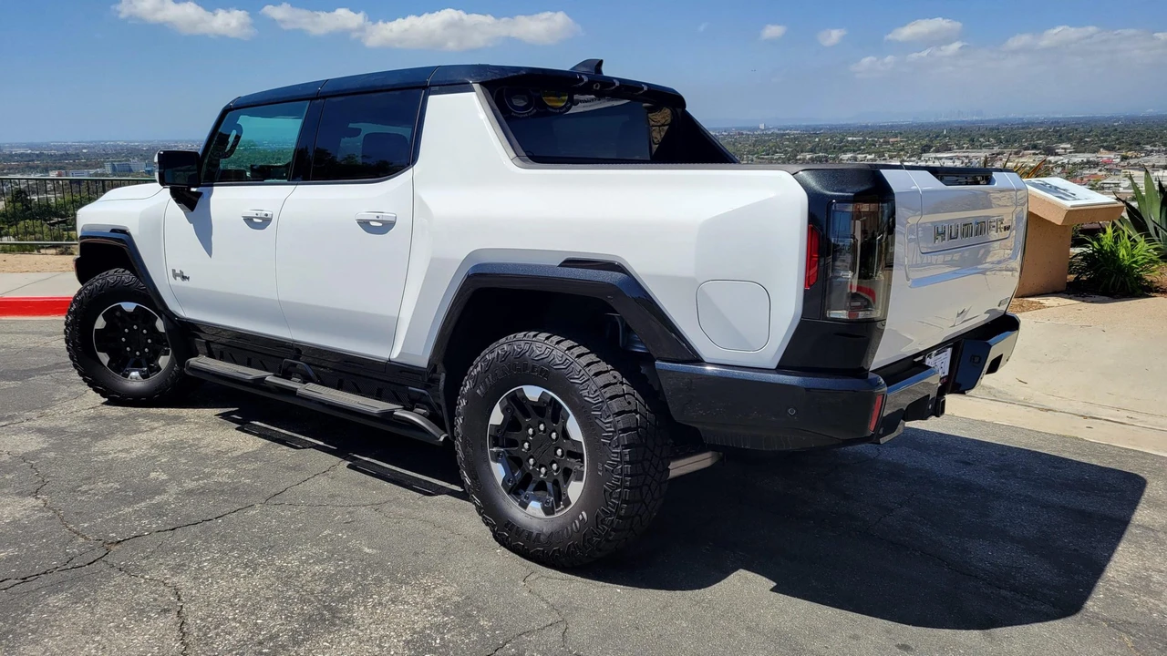 2022 GMC Hummer EV - Image 5 of 31