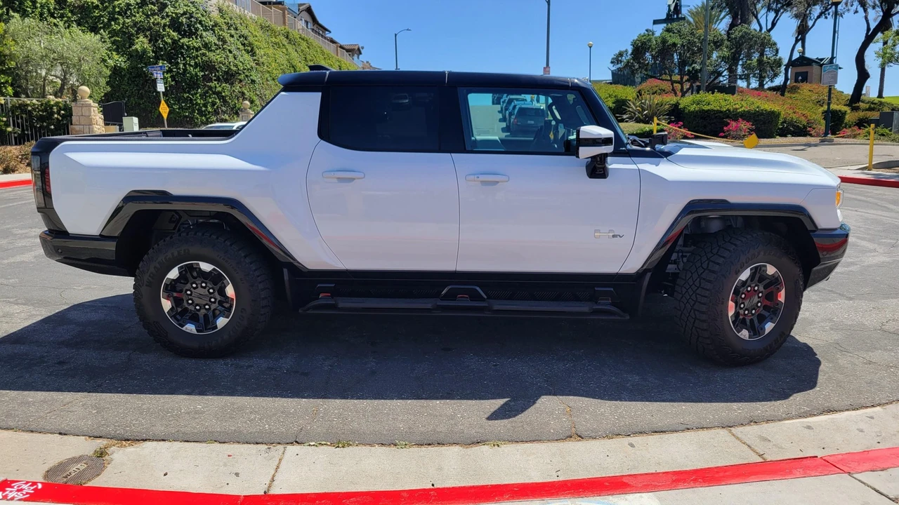2022 GMC Hummer EV - Image 10 of 31