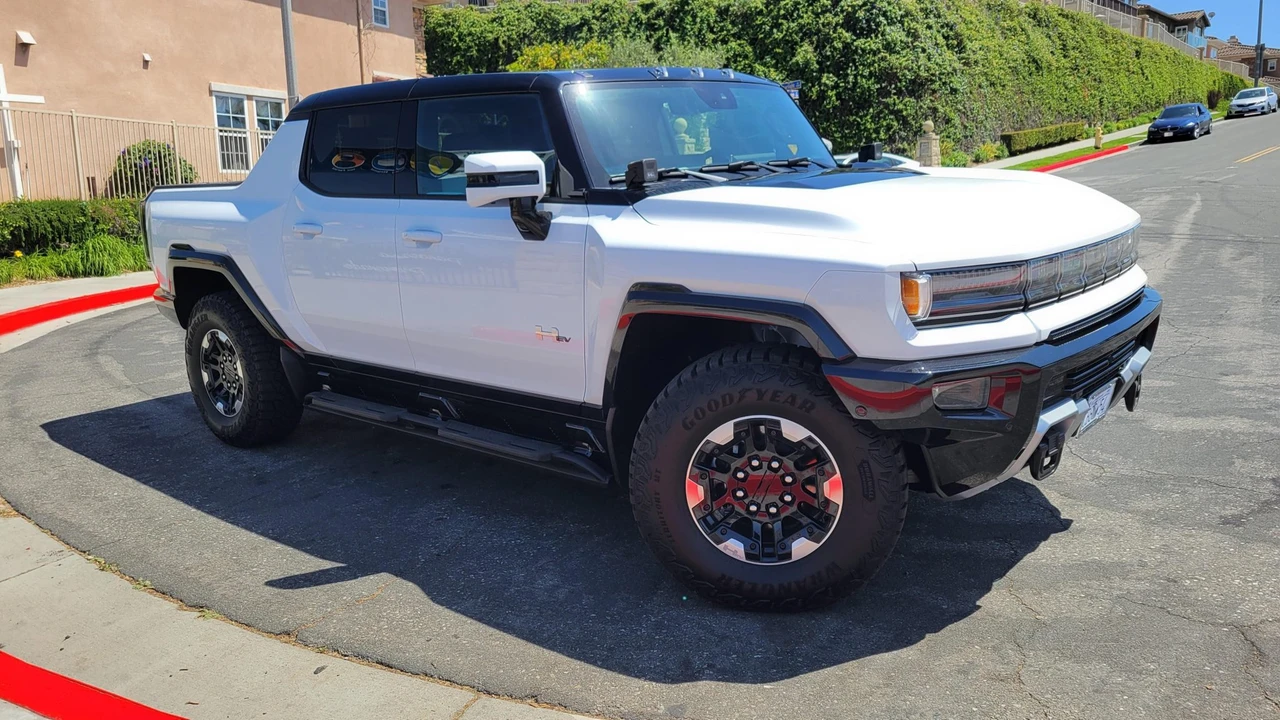 2022 GMC Hummer EV - Image 12 of 31