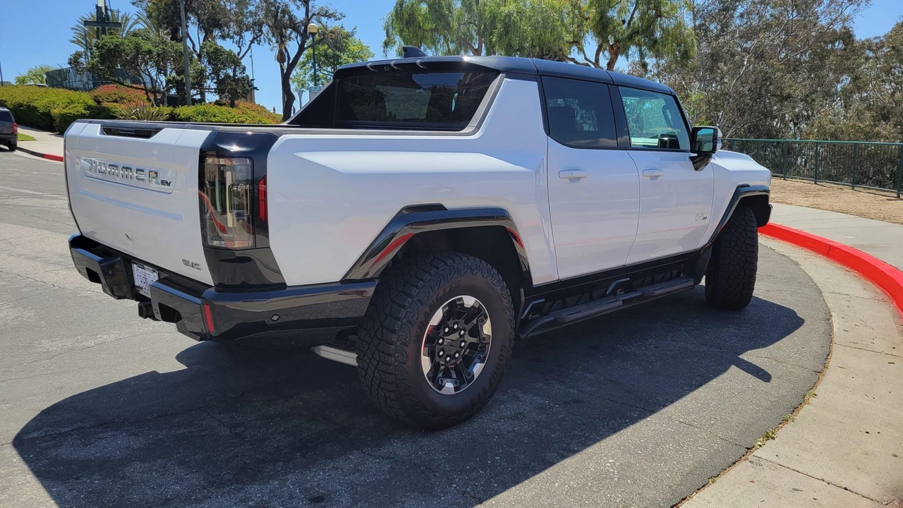 2022 GMC Hummer EV - Image 9 of 31