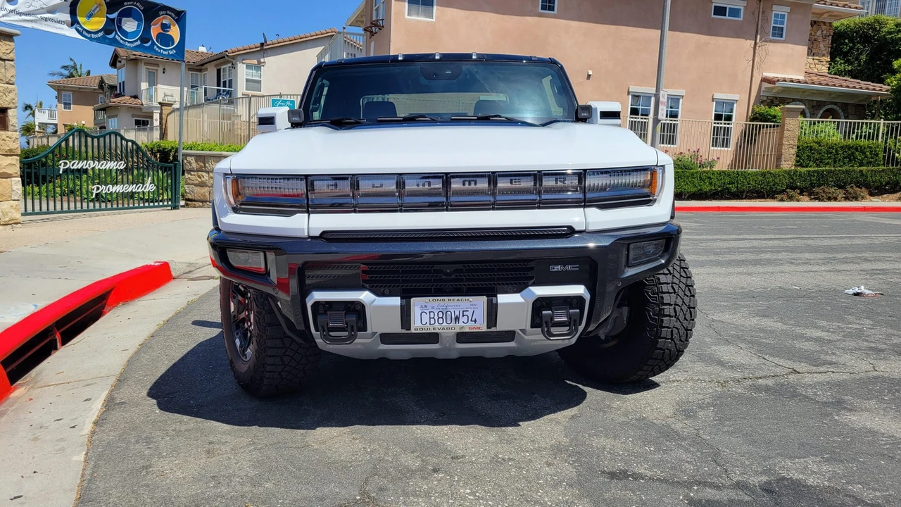 2022 GMC Hummer EV - Image 14 of 31