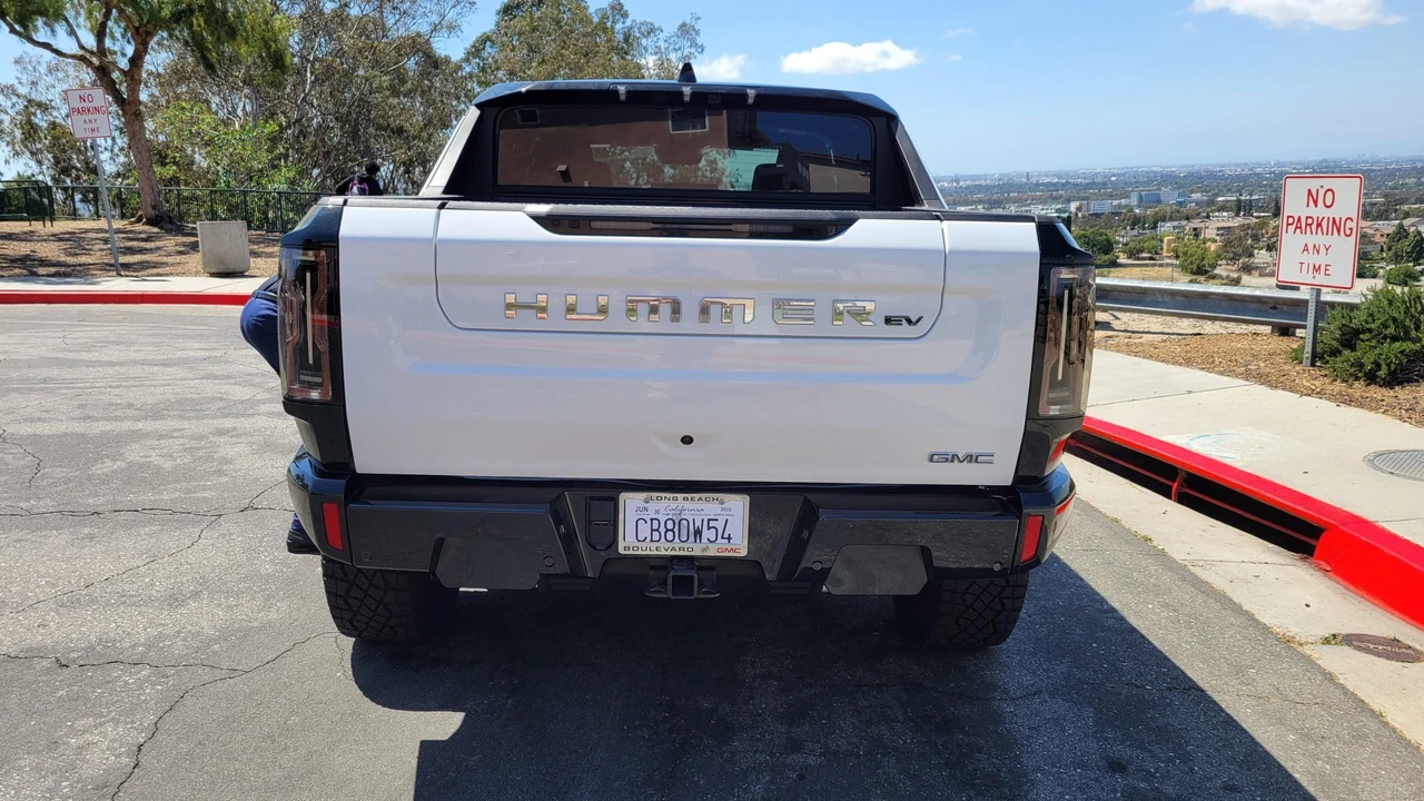 2022 GMC Hummer EV - Image 8 of 31