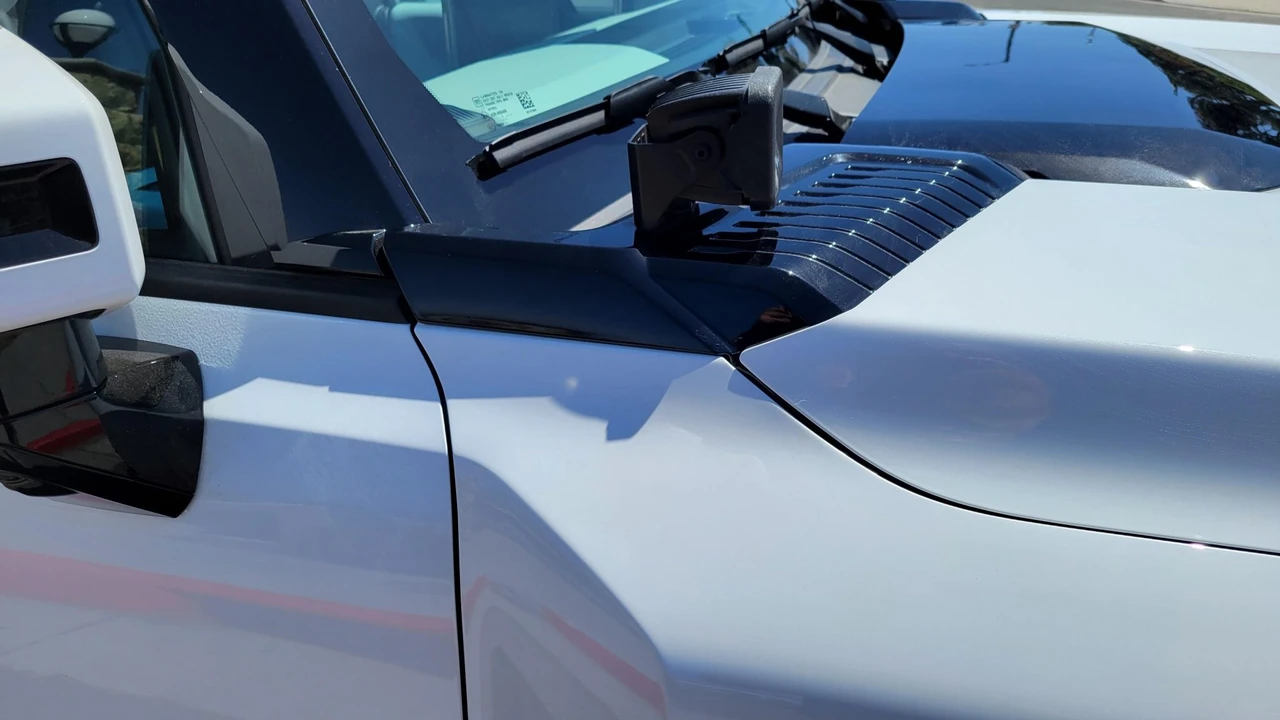 2022 GMC Hummer EV - Image 19 of 31