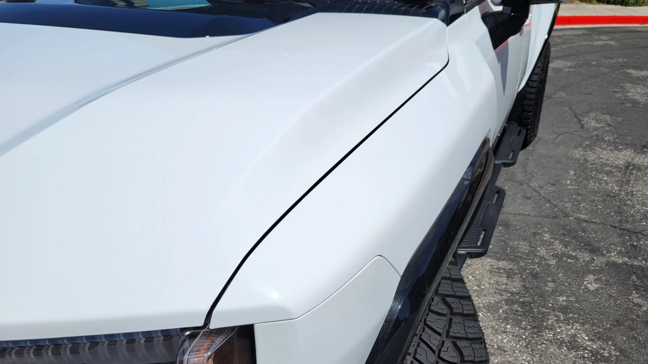 2022 GMC Hummer EV - Image 18 of 31