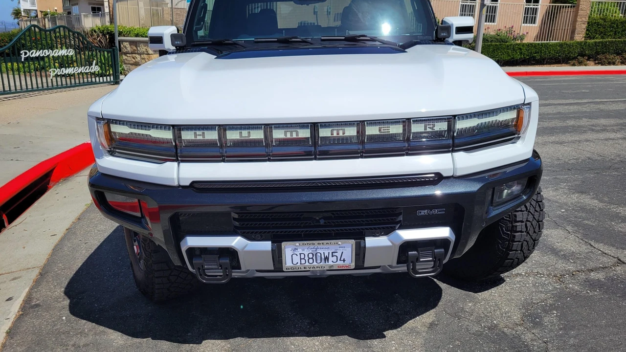 2022 GMC Hummer EV - Image 15 of 31