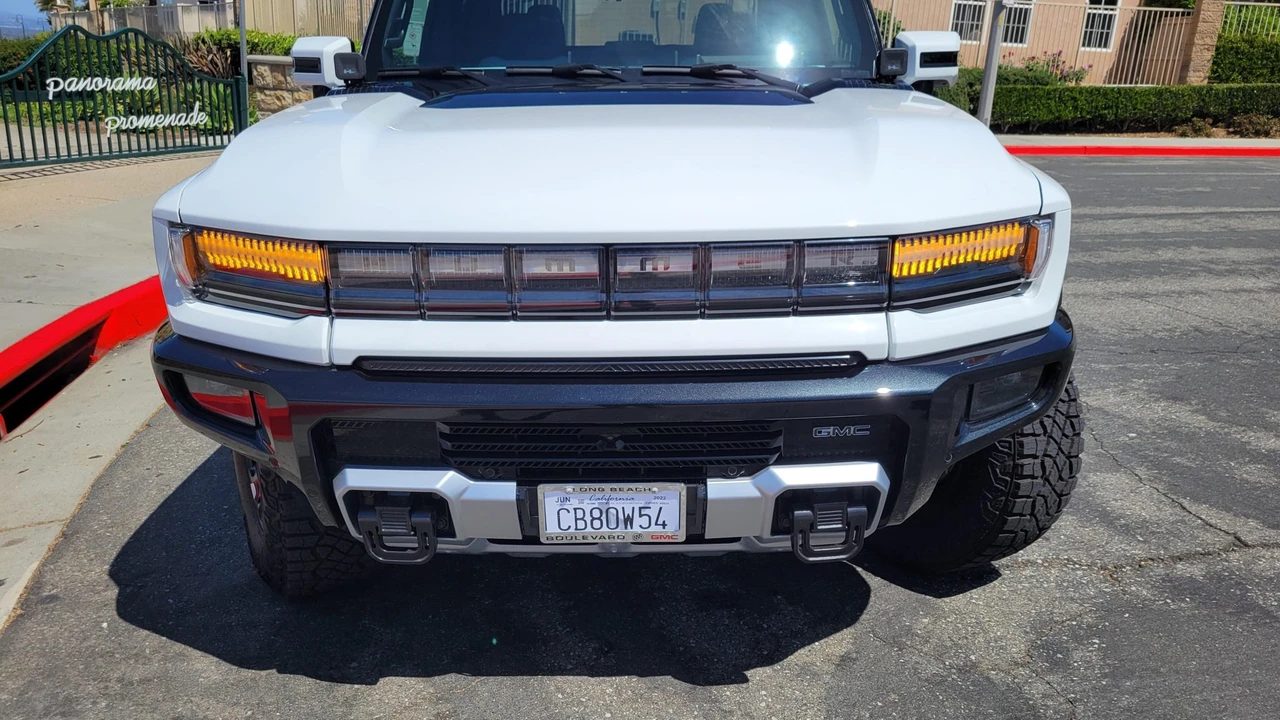 2022 GMC Hummer EV - Image 16 of 31