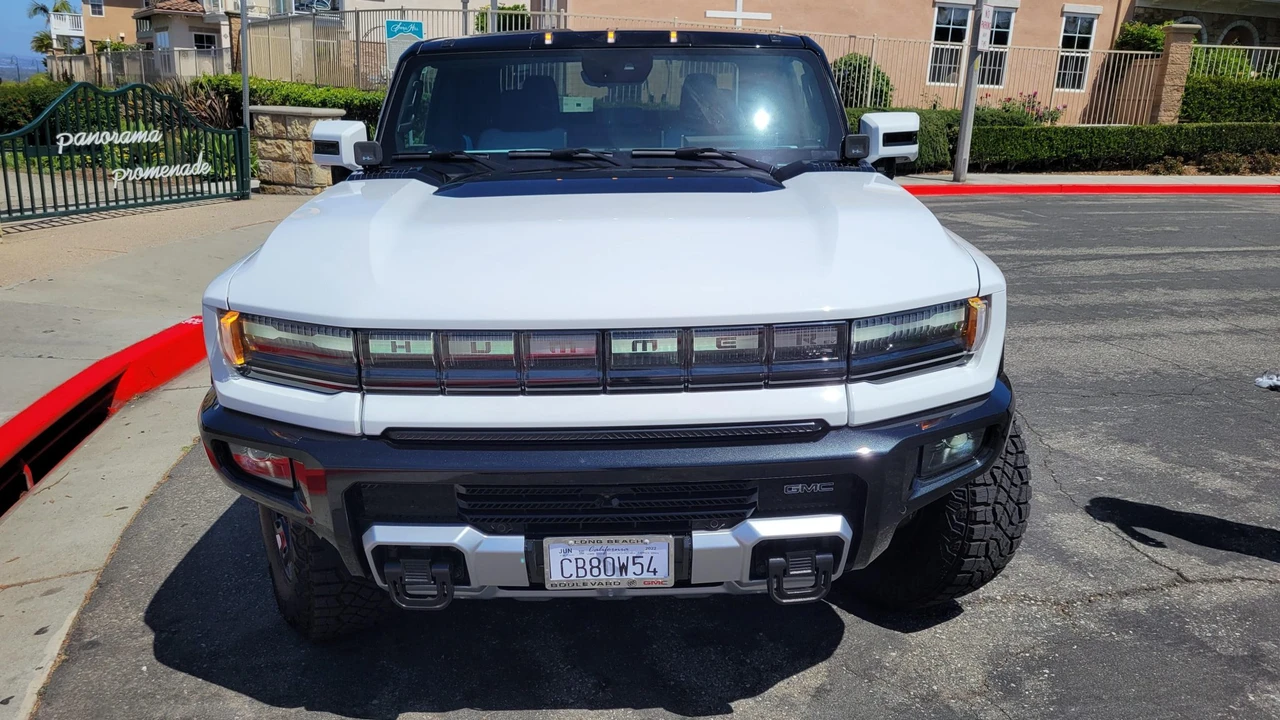 2022 GMC Hummer EV - Image 13 of 31