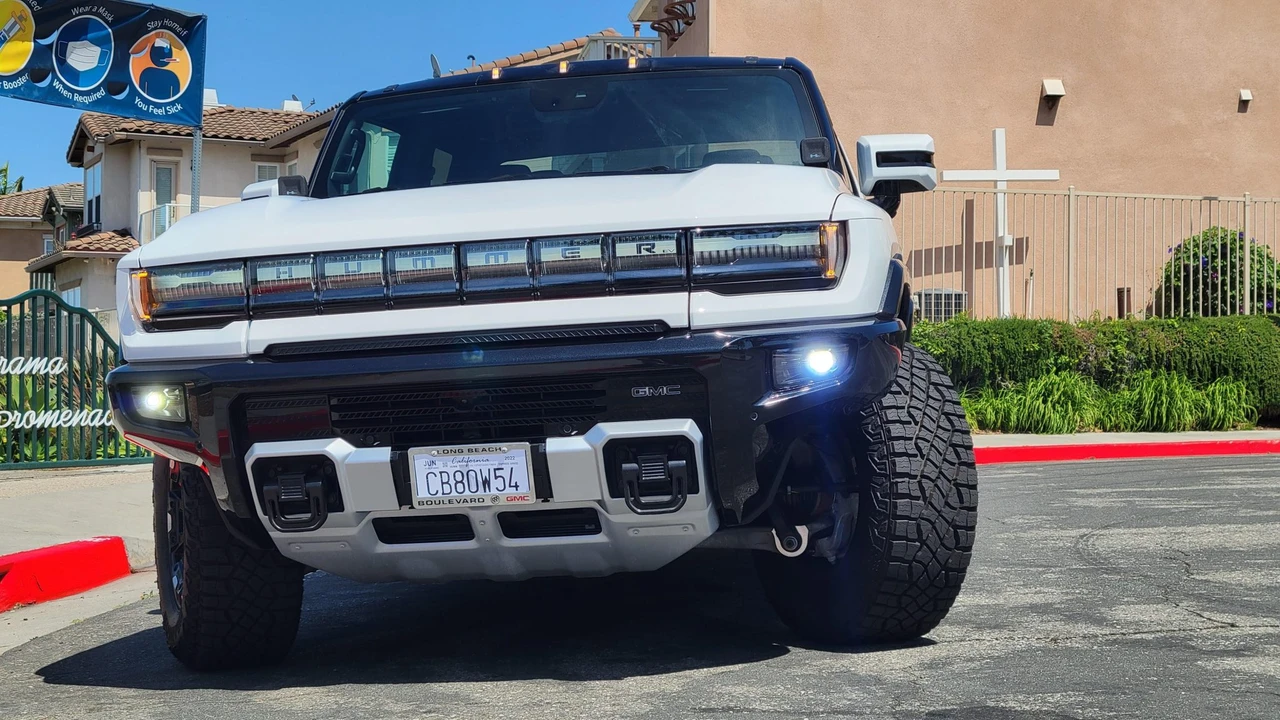 2022 GMC Hummer EV - Image 2 of 31