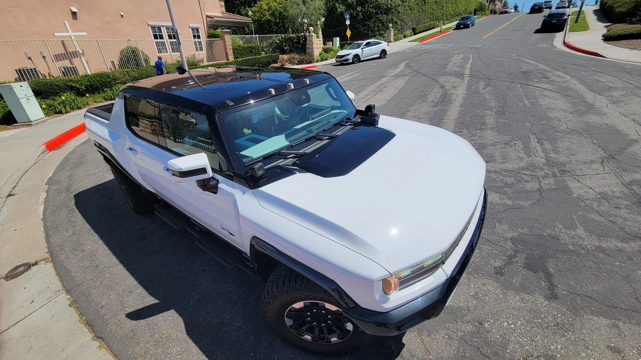 2022 GMC Hummer EV - Image 11 of 31