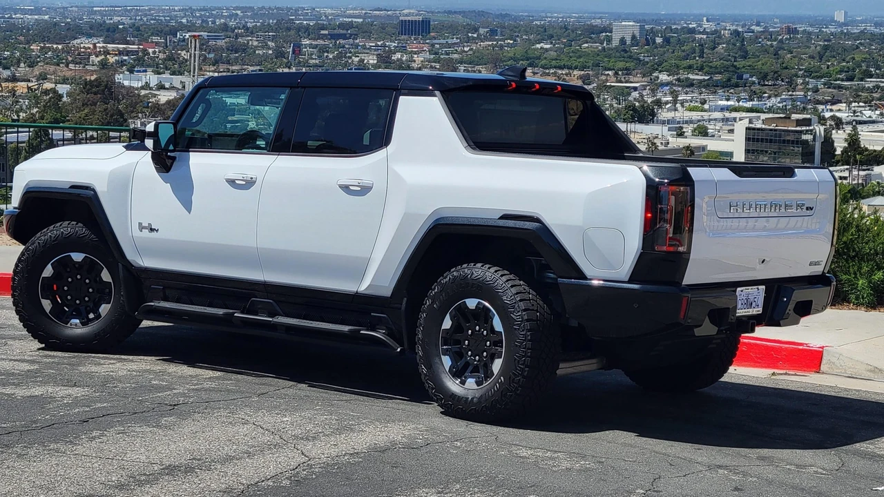 2022 GMC Hummer EV - Image 6 of 31