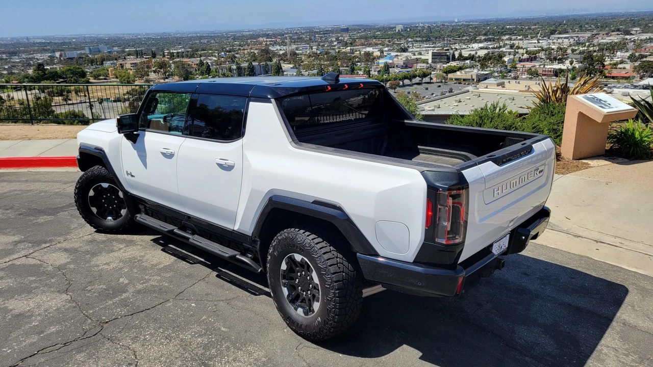 2022 GMC Hummer EV - Image 7 of 31