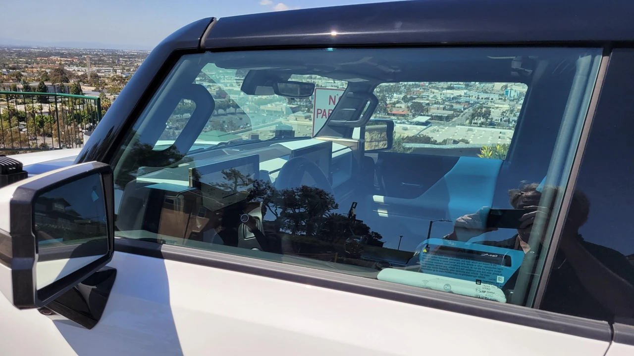 2022 GMC Hummer EV - Image 25 of 31