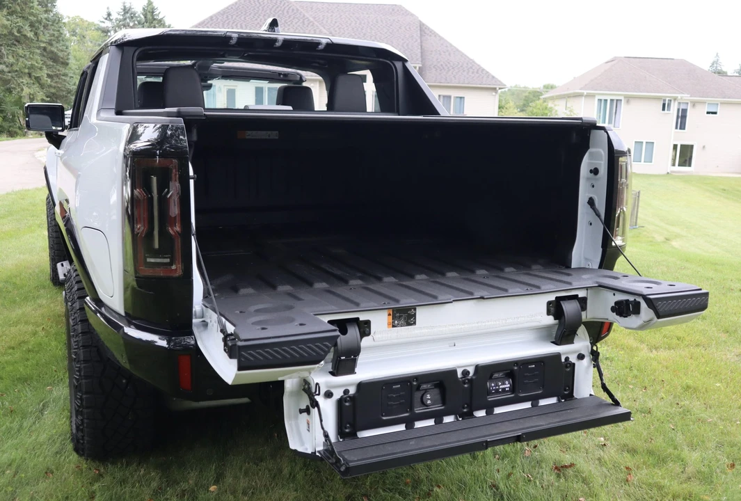 2022 GMC Hummer EV - Image 28 of 31