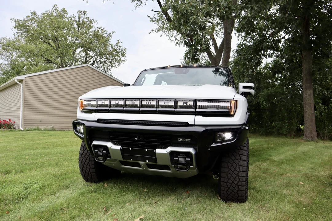 2022 GMC Hummer EV - Image 10 of 31
