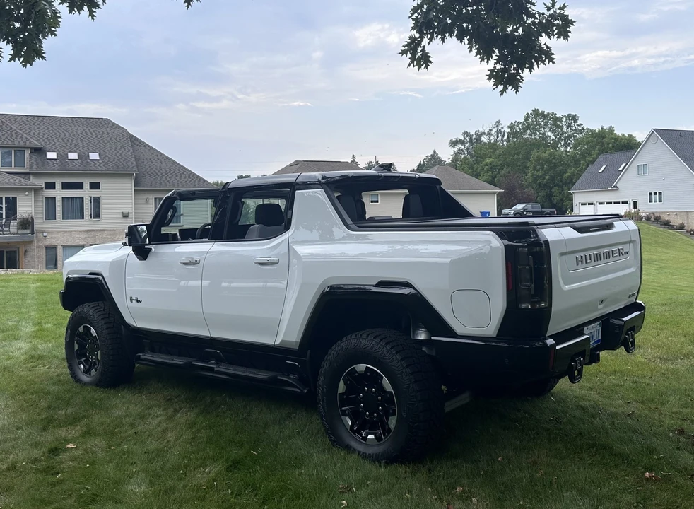 2022 GMC Hummer EV - Image 19 of 31