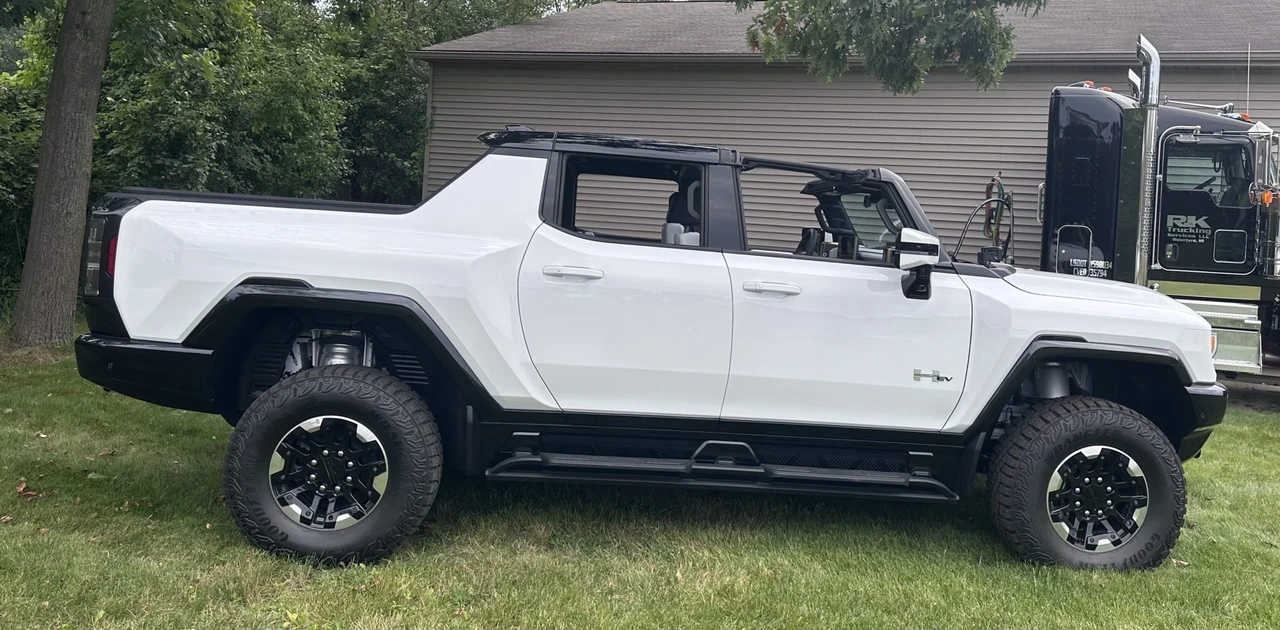2022 GMC Hummer EV - Image 17 of 31