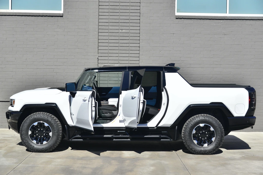 2022 GMC Hummer EV - Image 9 of 31