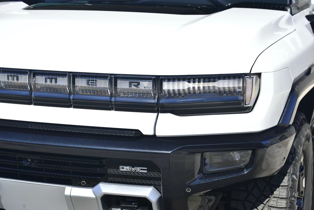 2022 GMC Hummer EV - Image 17 of 31