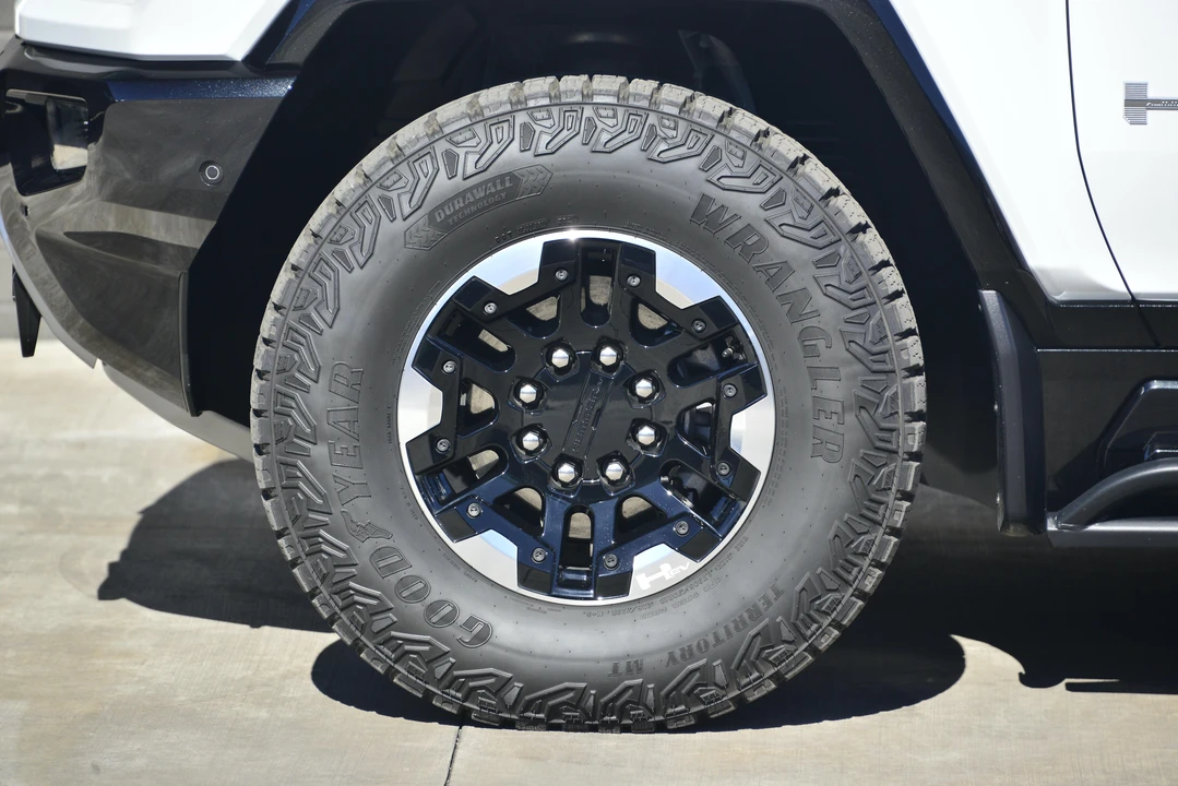 2022 GMC Hummer EV - Image 31 of 31