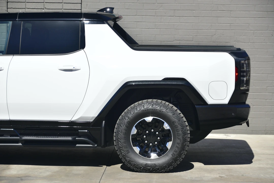 2022 GMC Hummer EV - Image 22 of 31