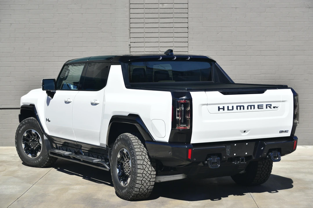 2022 GMC Hummer EV - Image 10 of 31