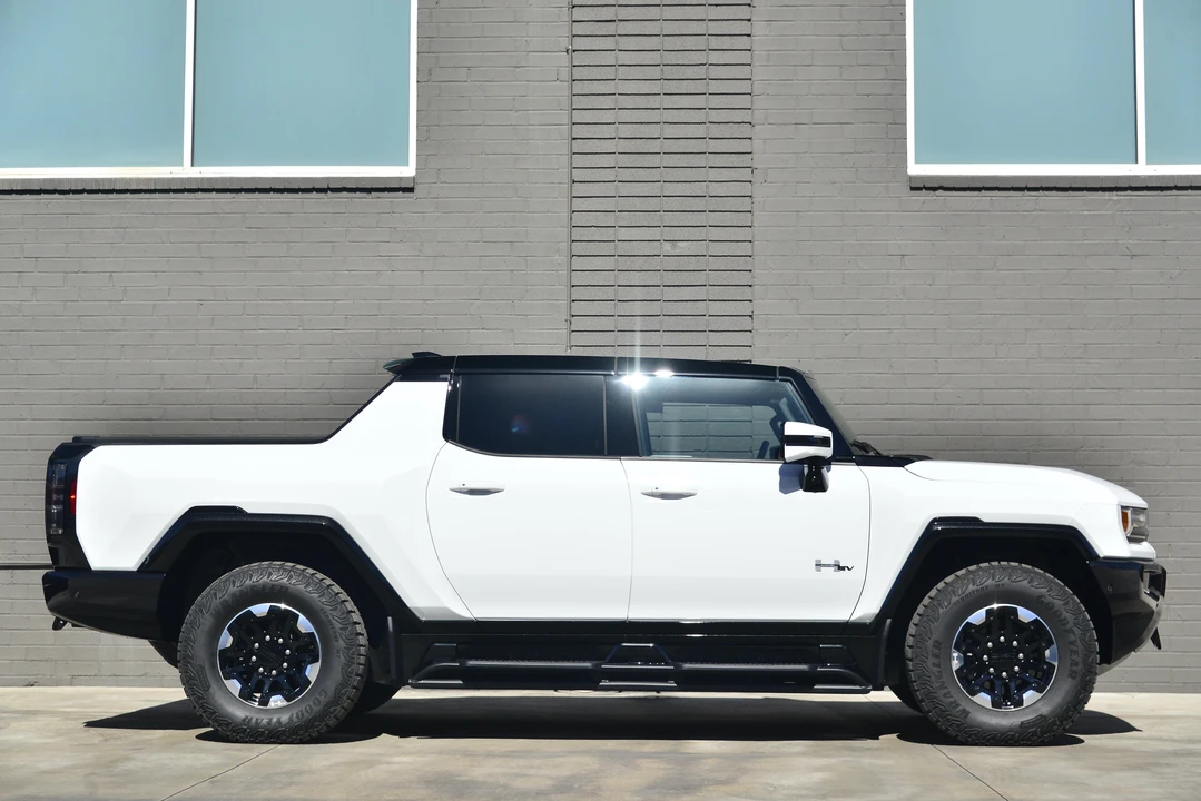 2022 GMC Hummer EV - Image 14 of 31