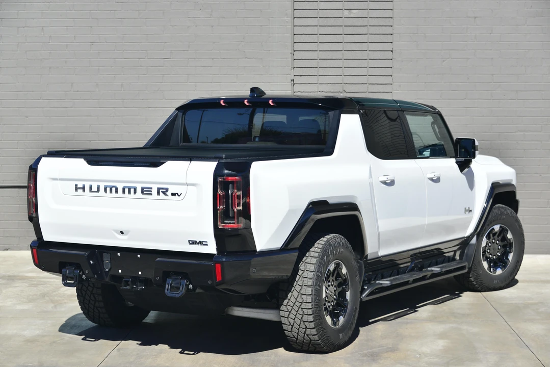 2022 GMC Hummer EV - Image 13 of 31