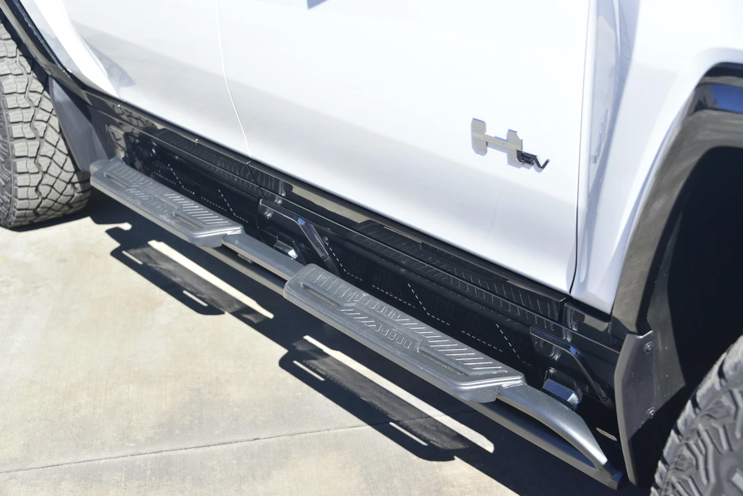 2022 GMC Hummer EV - Image 28 of 31