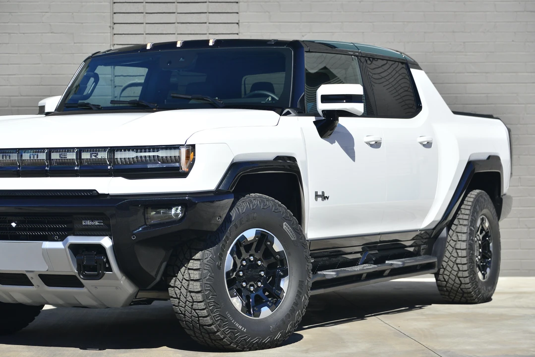 2022 GMC Hummer EV - Image 19 of 31