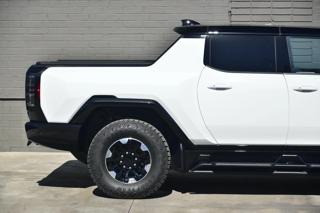 2022 GMC Hummer EV - Image 27 of 31