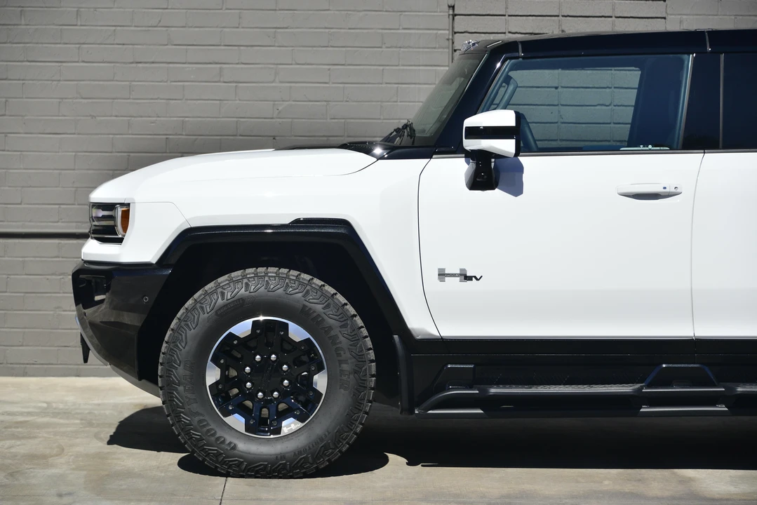2022 GMC Hummer EV - Image 21 of 31