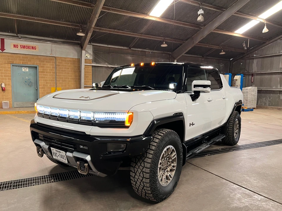2022 GMC Hummer EV - Image 9 of 31