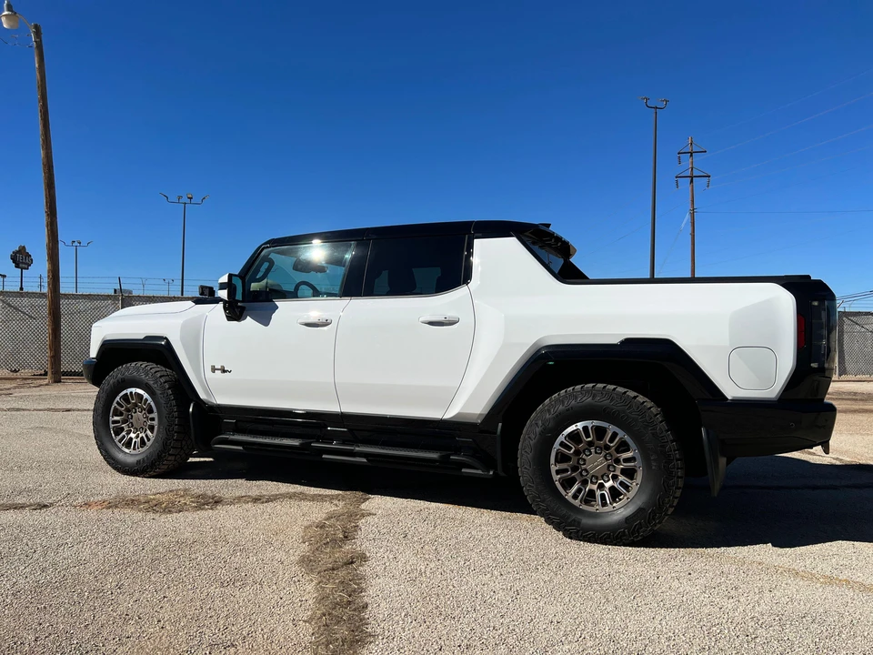 2022 GMC Hummer EV - Image 28 of 31