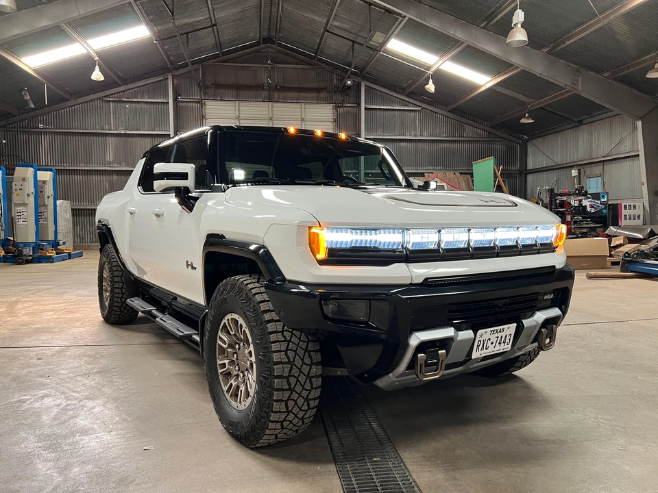 2022 GMC Hummer EV - Image 19 of 31