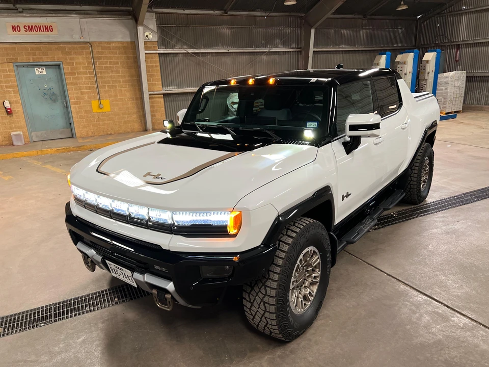 2022 GMC Hummer EV - Image 10 of 31