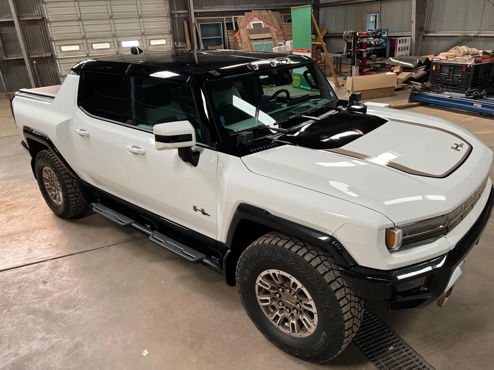 2022 GMC Hummer EV - Image 18 of 31